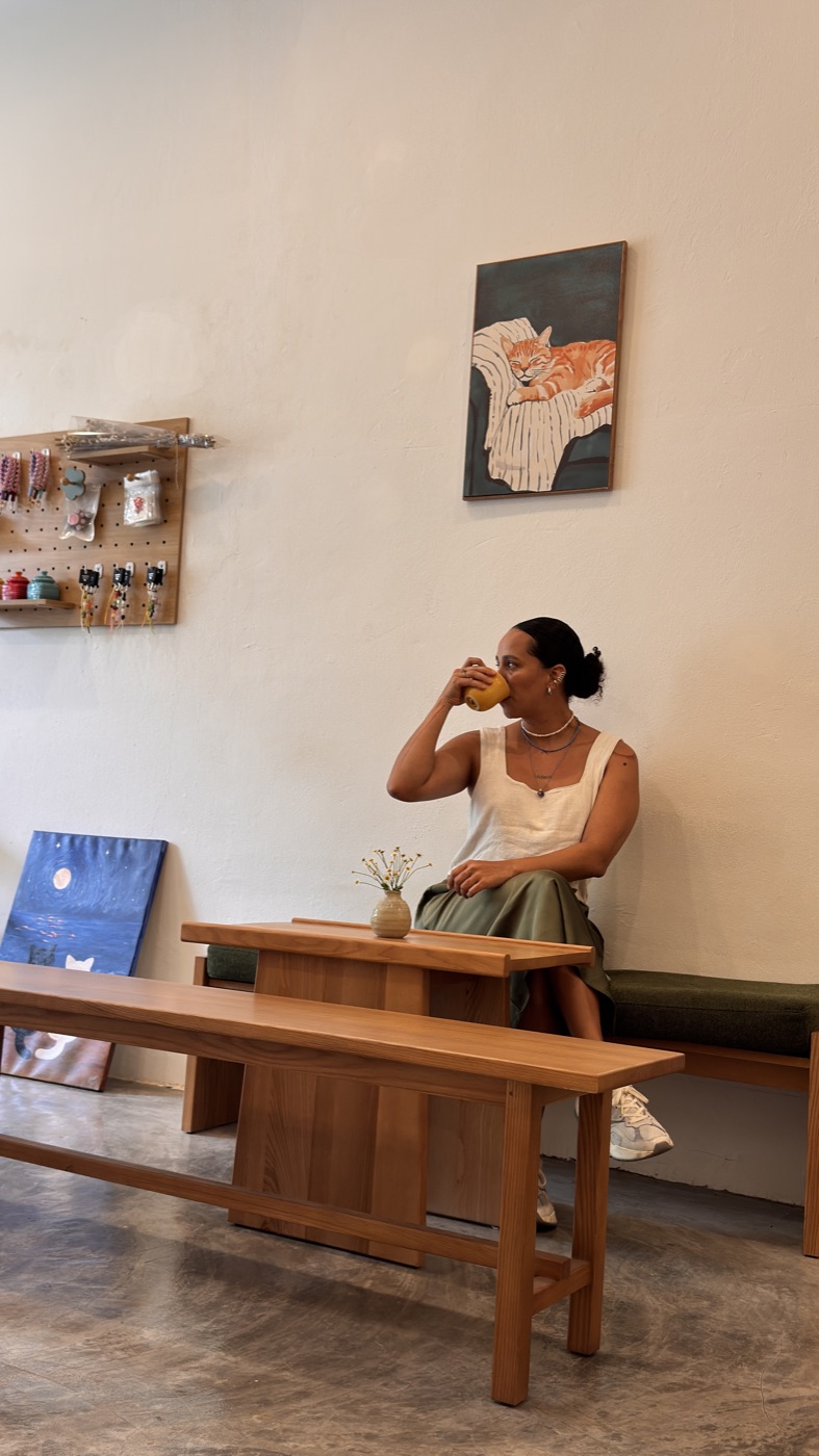 Magda Garcés en un café, con luz natural