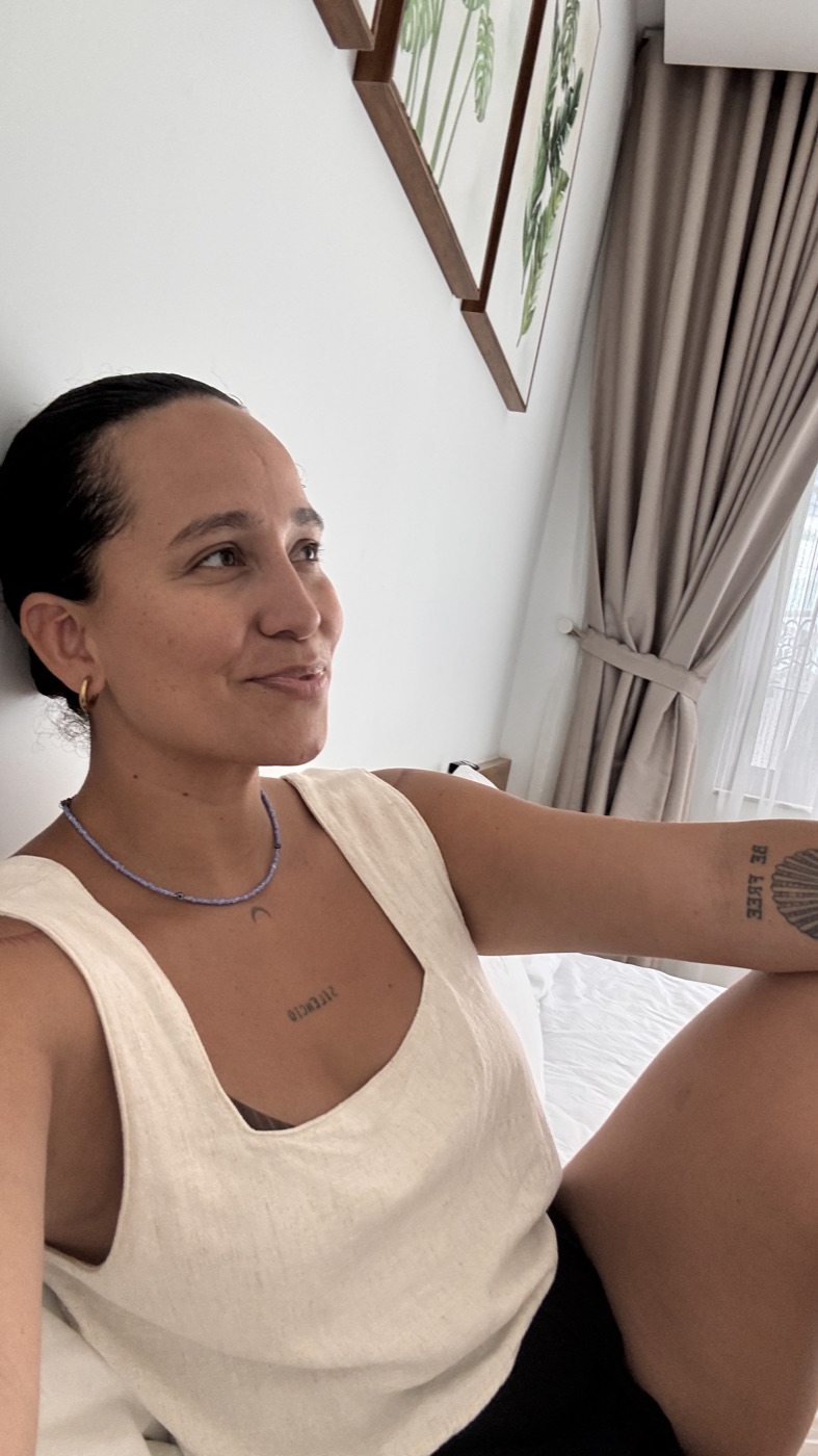 Magda Garcés en blusa de lino, sonriendo